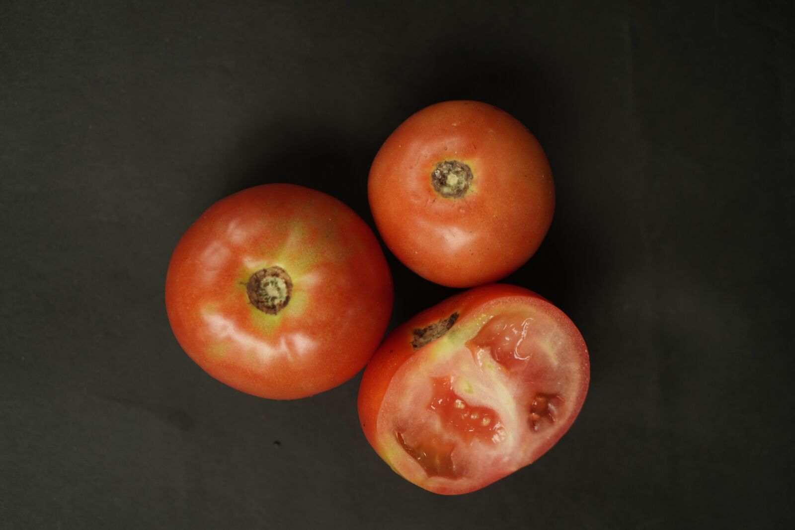 Sony Vario Tessar T* FE 24-70mm F4 ZA OSS sample photo. Tomato, freshness, nature photography