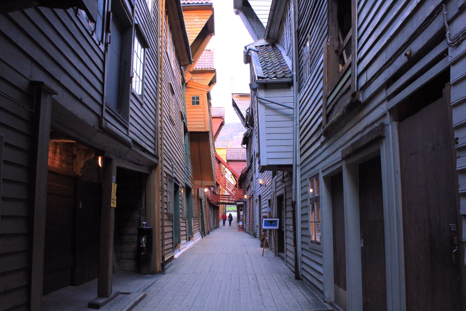Canon EOS 550D (EOS Rebel T2i / EOS Kiss X4) sample photo. Bergen, bryggen, wood houses photography
