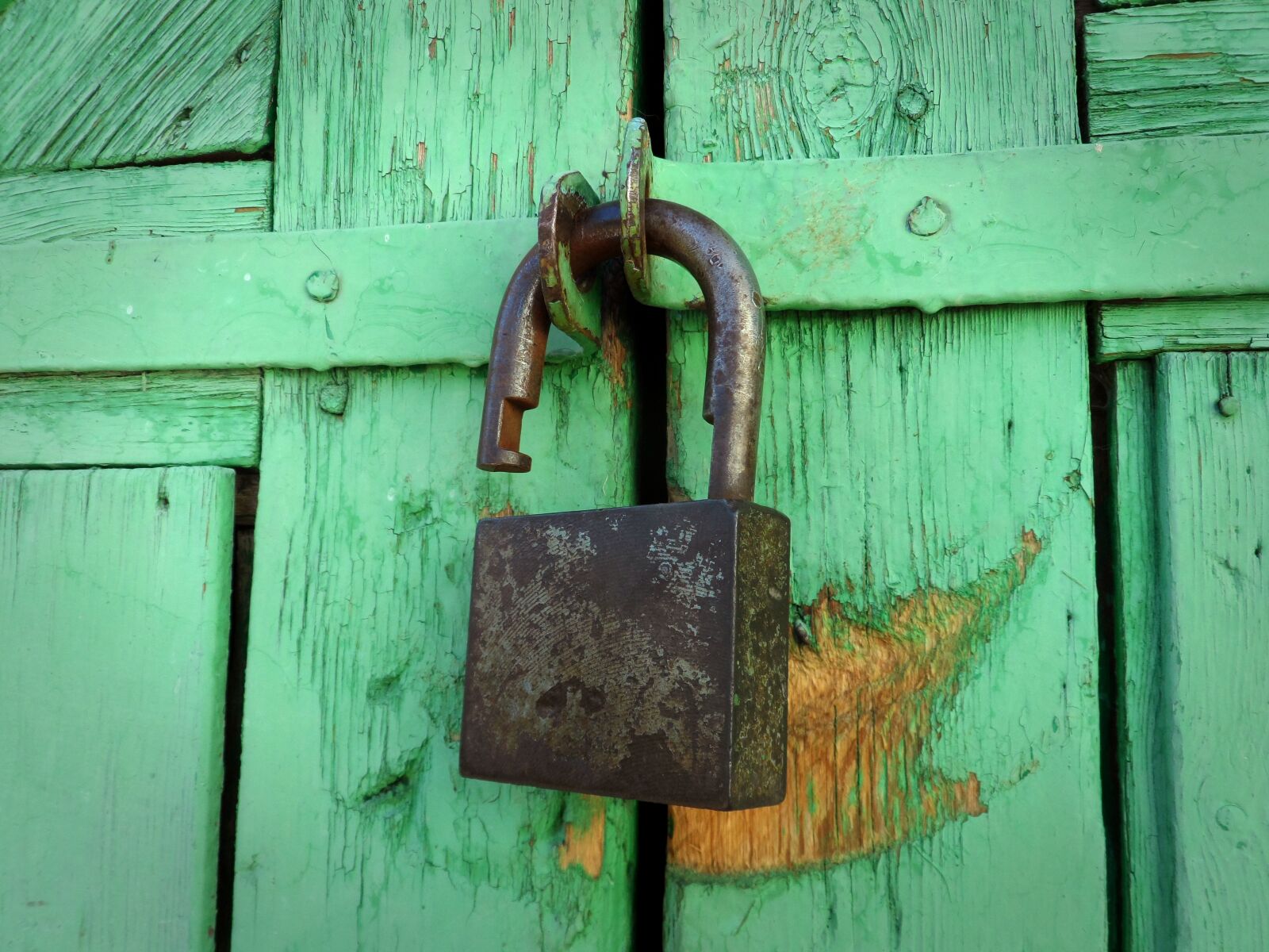 Samsung ST200 / ST200F / ST201 / ST201F / ST205F sample photo. Castle, open lock, padlock photography