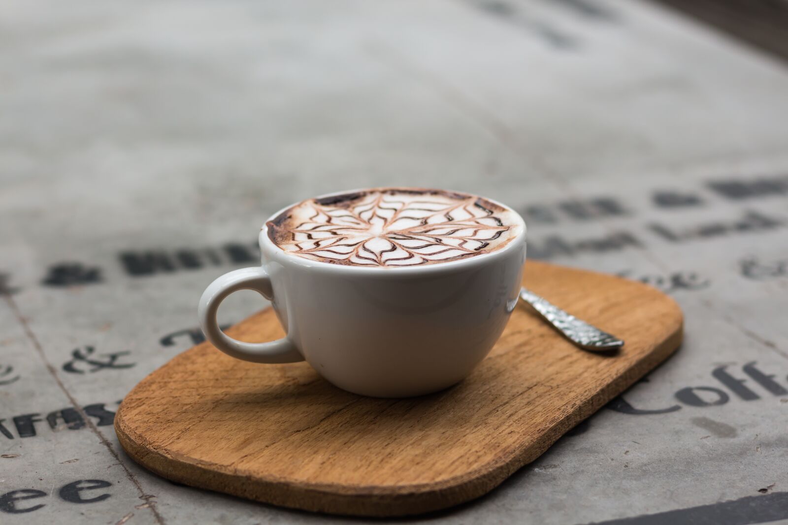 Canon EOS 700D (EOS Rebel T5i / EOS Kiss X7i) + Canon EF 50mm F1.8 STM sample photo. Cappuccino, beverage, in the photography