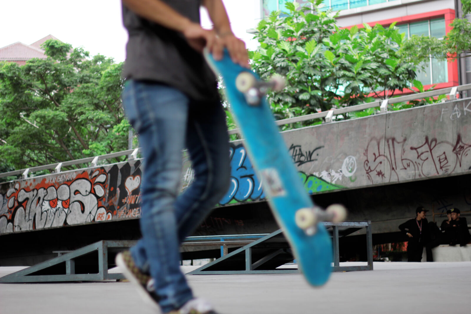 Canon EOS 550D (EOS Rebel T2i / EOS Kiss X4) sample photo. Action, art, city, lifestyle photography