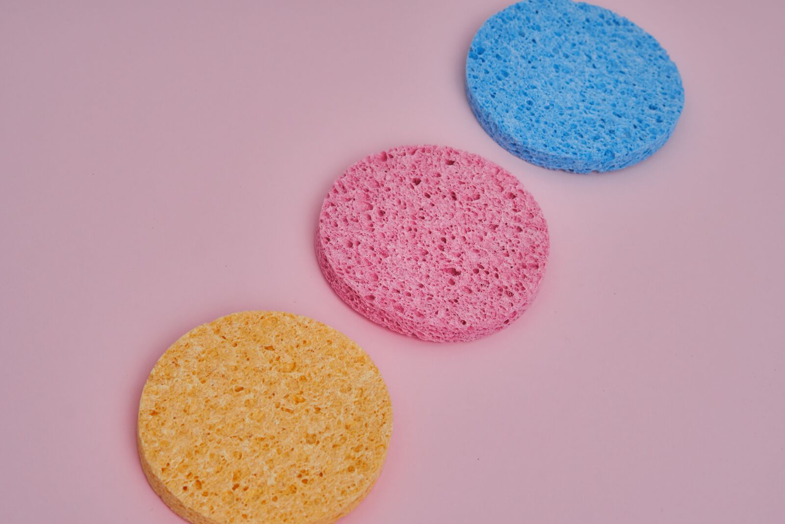 Sony Sonnar T* FE 55mm F1.8 ZA sample photo. Sponge, colors, colorful photography