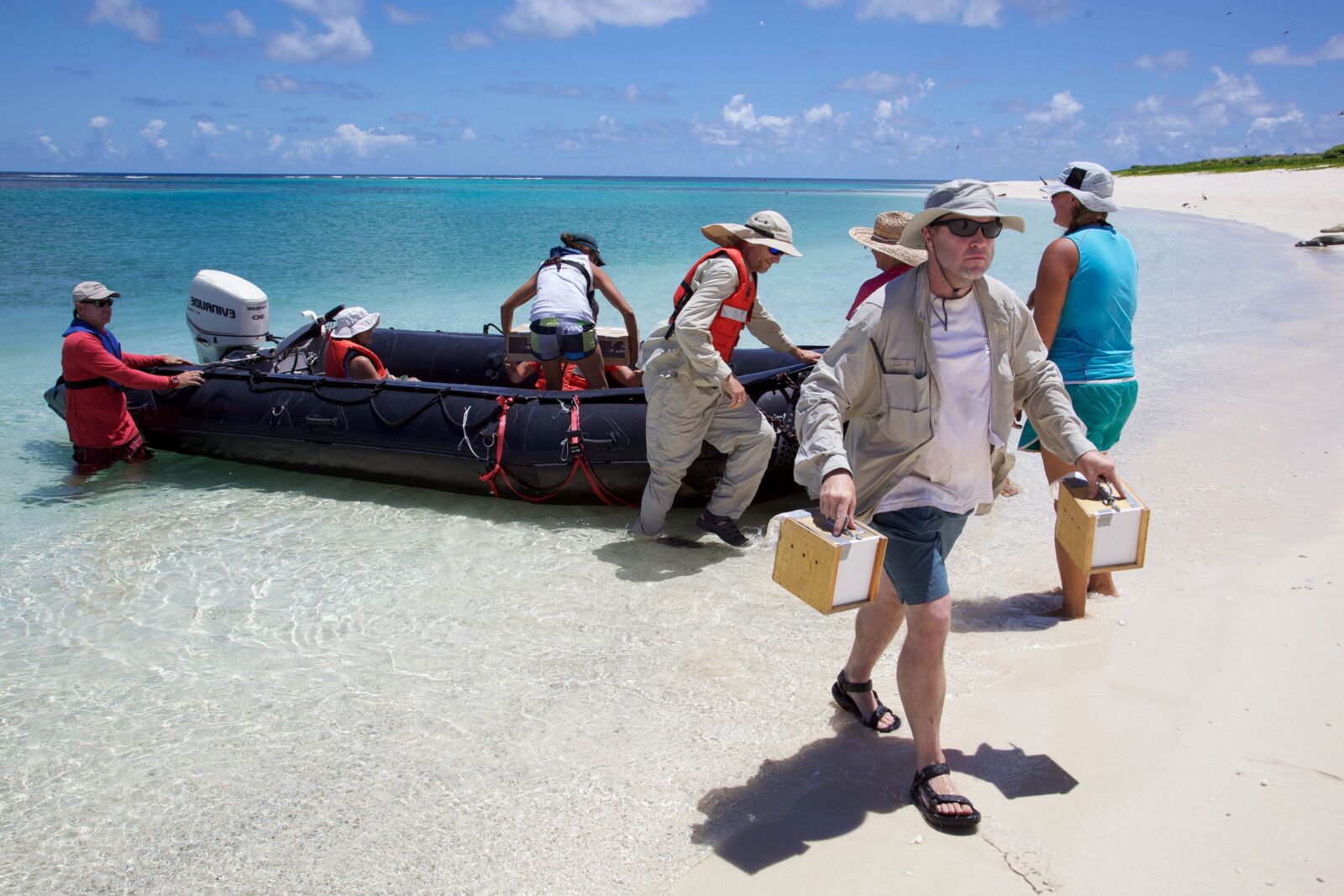 Canon EOS 5D Mark II sample photo. People, unload, boat, summer photography