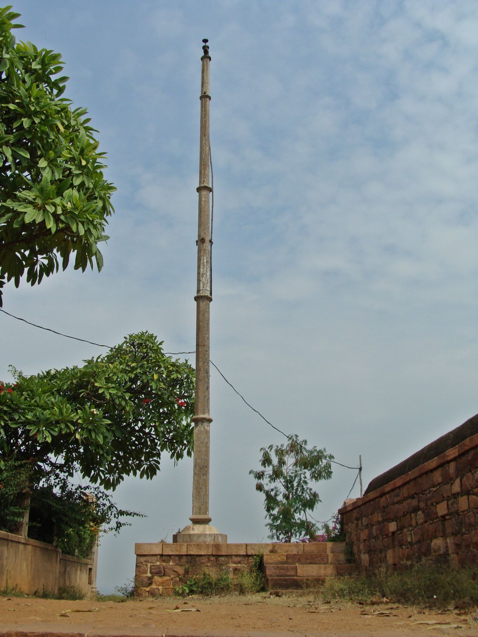 Sony Cyber-shot DSC-H10 sample photo. Lamp post, patwardhan palace photography
