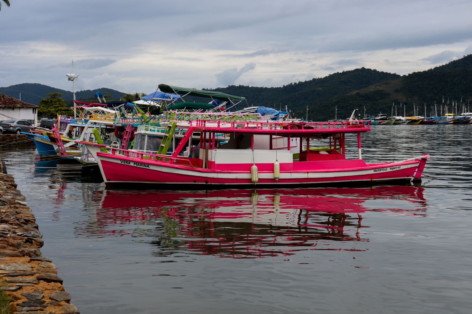 Canon EOS 200D (EOS Rebel SL2 / EOS Kiss X9) sample photo. Boat, waterfalls, nature photography
