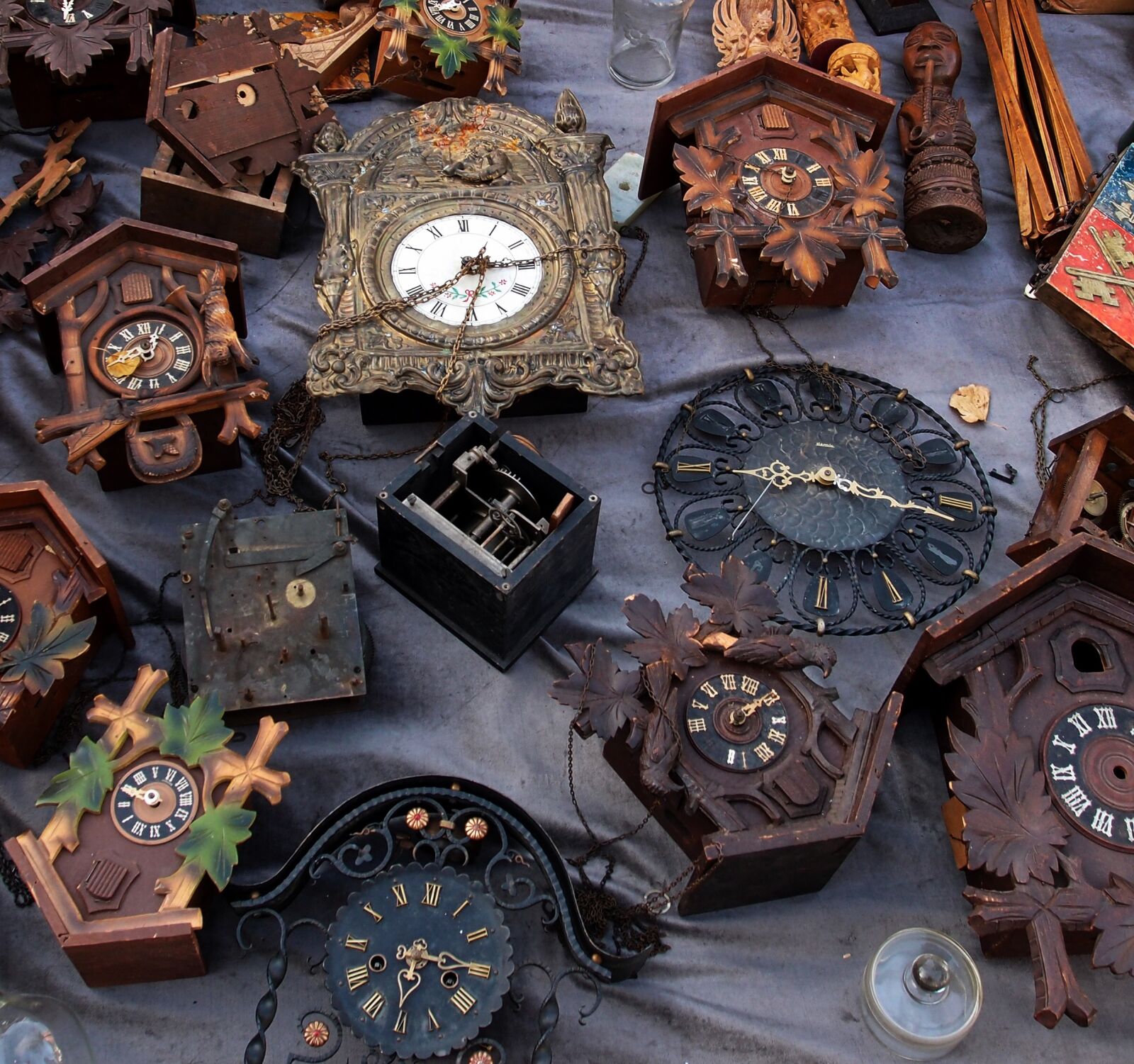 Olympus XZ-1 sample photo. Flea market, clock, arrows photography
