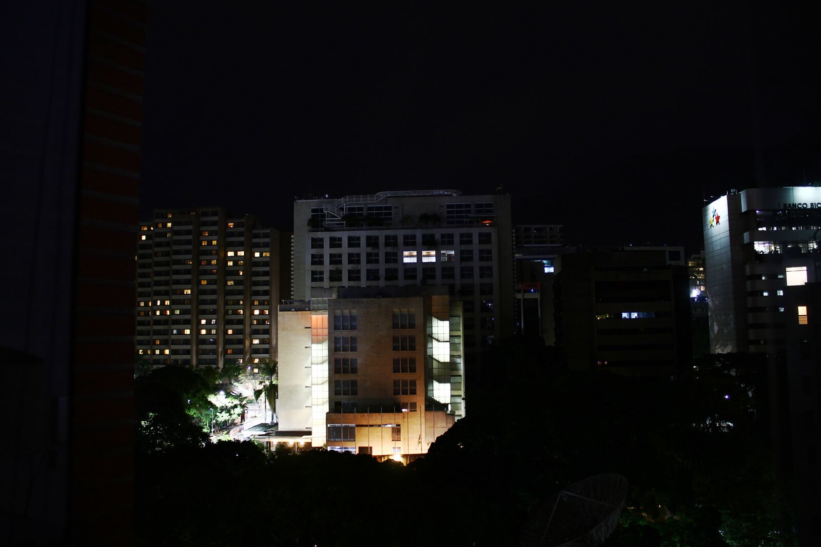 Canon EOS 1100D (EOS Rebel T3 / EOS Kiss X50) sample photo. Caracas, ciudad, noche photography