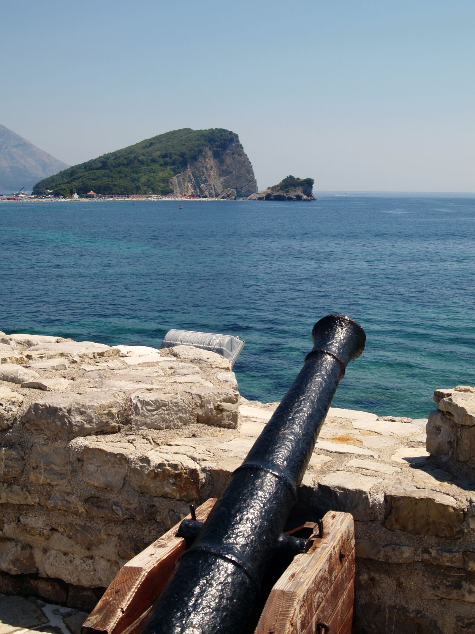 Olympus E-330 (EVOLT E-330) sample photo. Cannon, wall, island photography