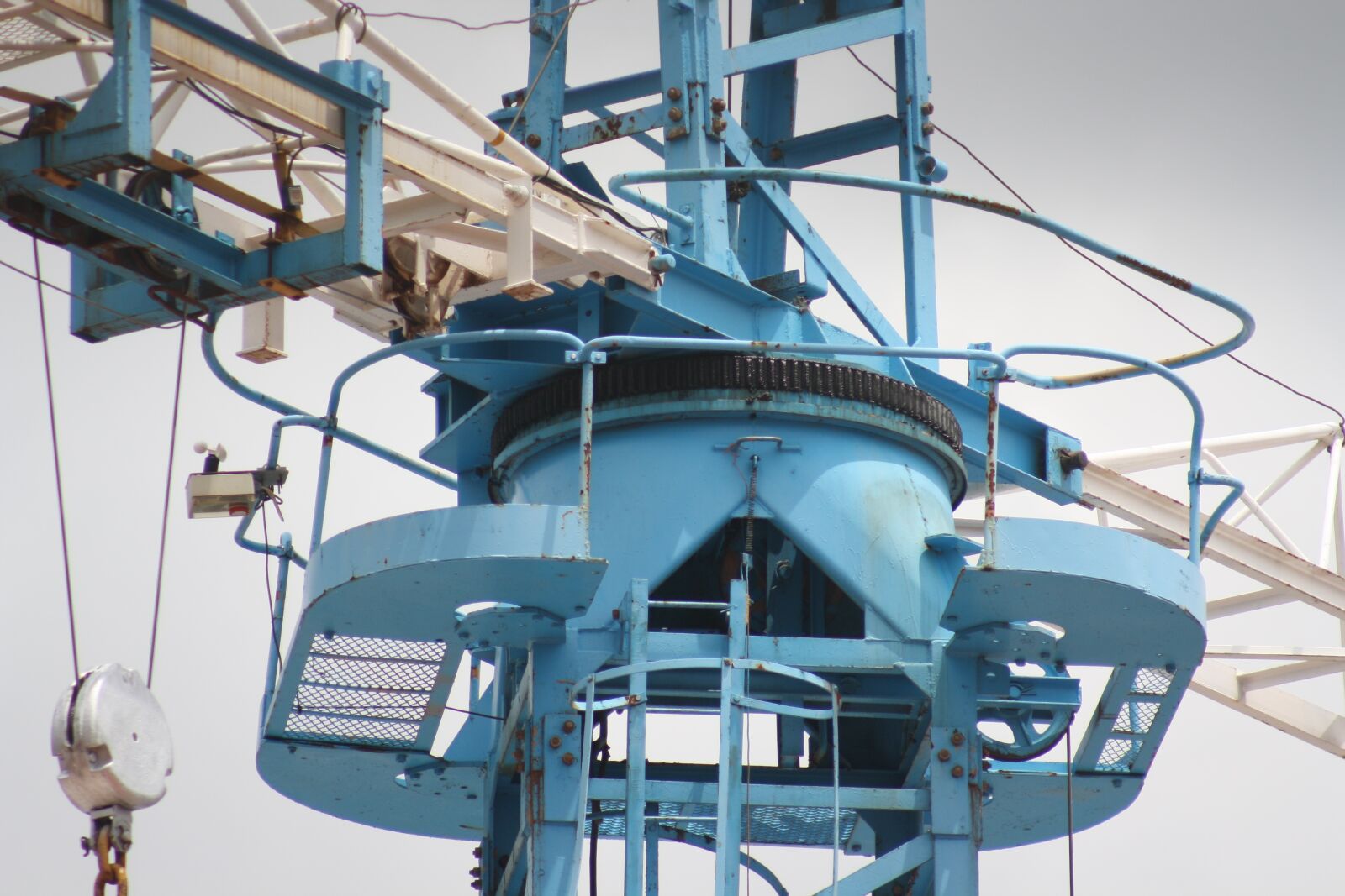 Canon EOS 1000D (EOS Digital Rebel XS / EOS Kiss F) sample photo. Crane, construction, city photography