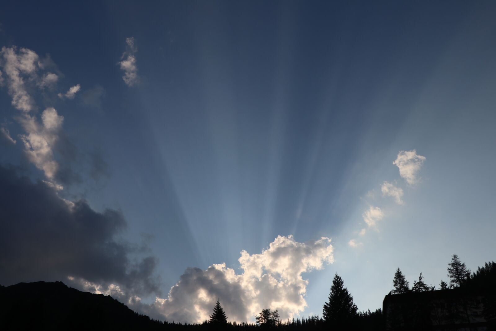 Canon EF-S 18-135mm F3.5-5.6 IS USM sample photo. Clouds, the rays, buried photography