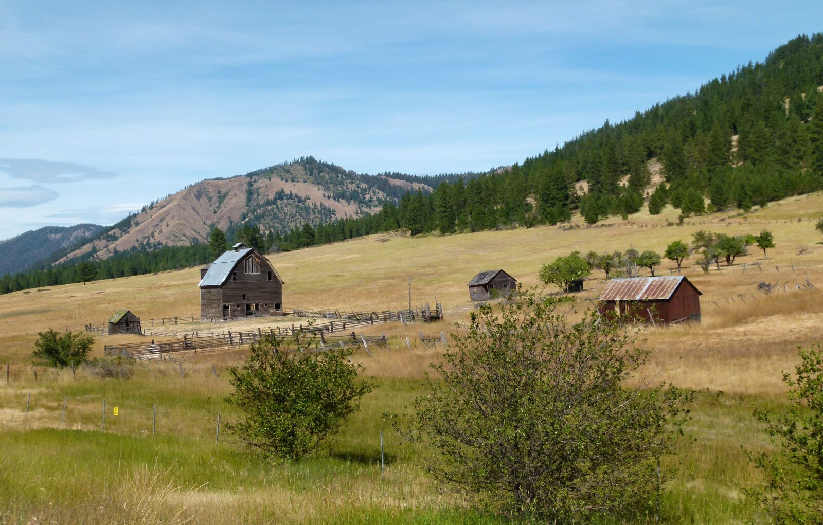 Panasonic Lumix DMC-FZ100 sample photo. Landscape, barns, wooden photography