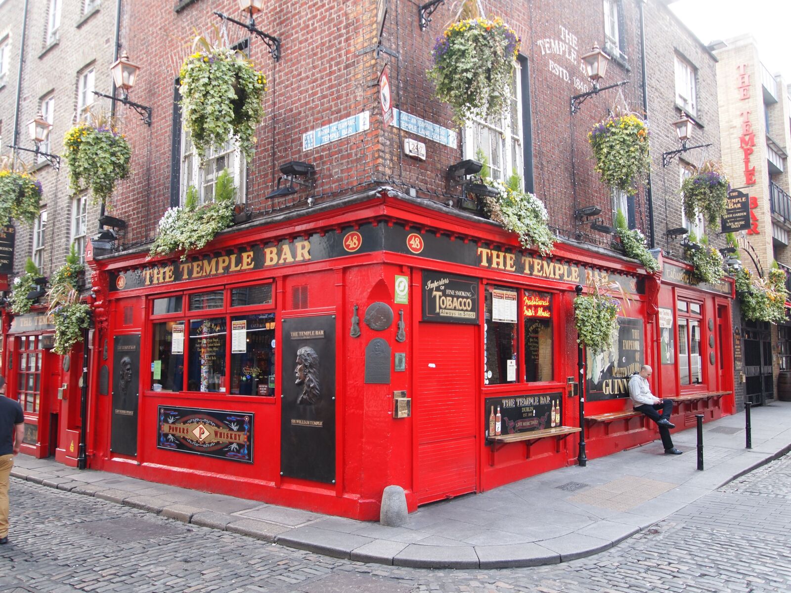 Olympus PEN E-PL1 sample photo. Dublin, pub, ireland photography
