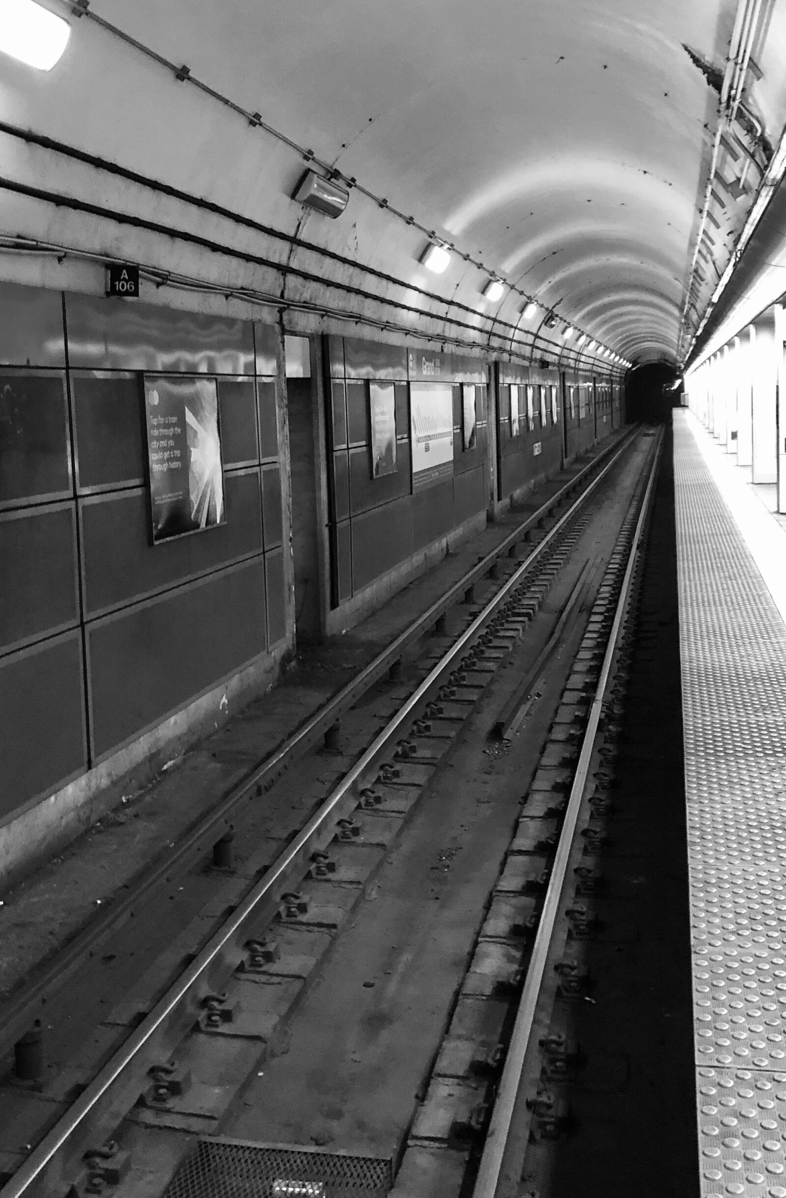 iPhone X back dual camera 4mm f/1.8 sample photo. Train, subway, metro photography