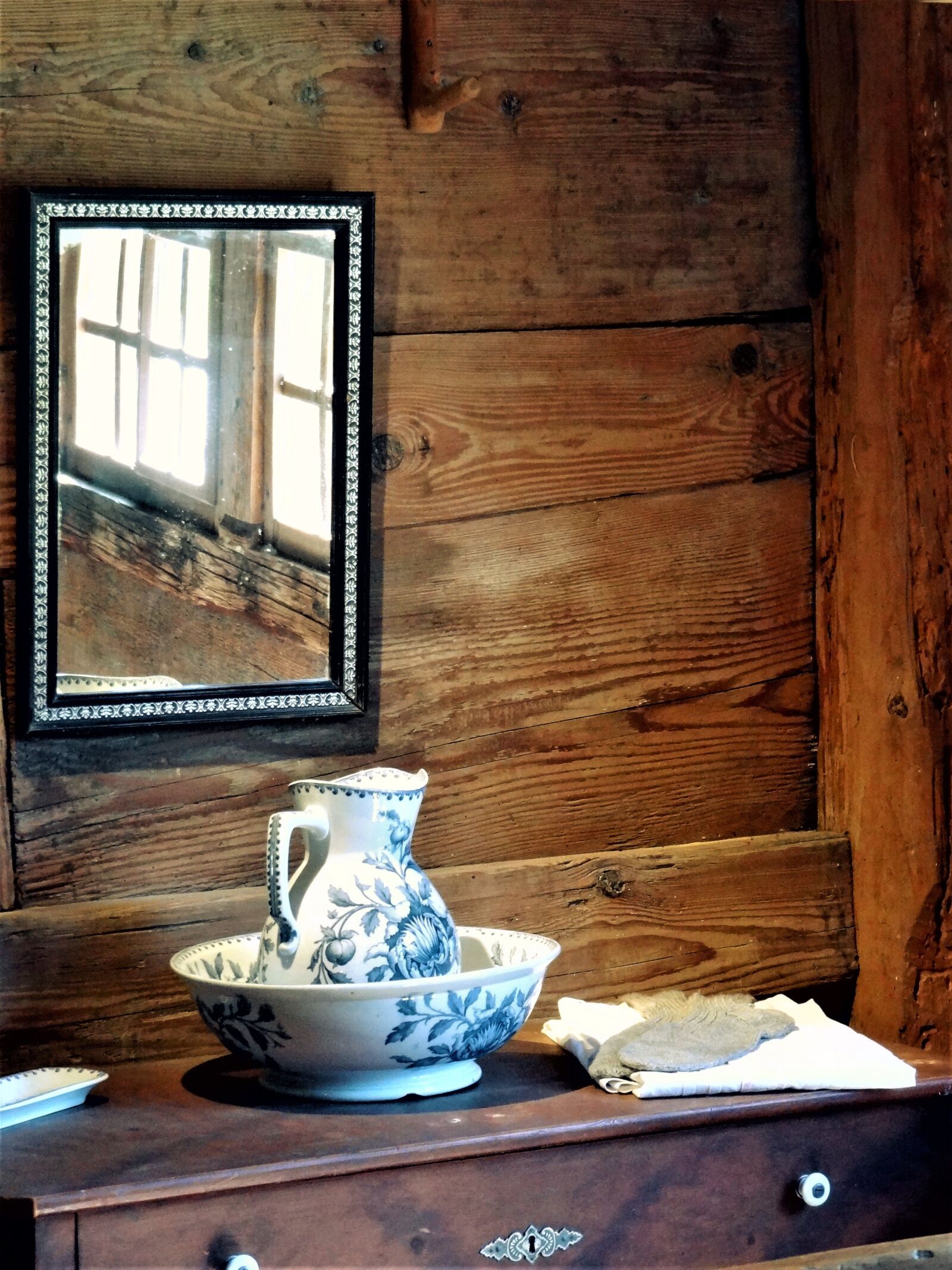 Sony Cyber-shot DSC-HX9V sample photo. Farmhouse, bedroom, old photography