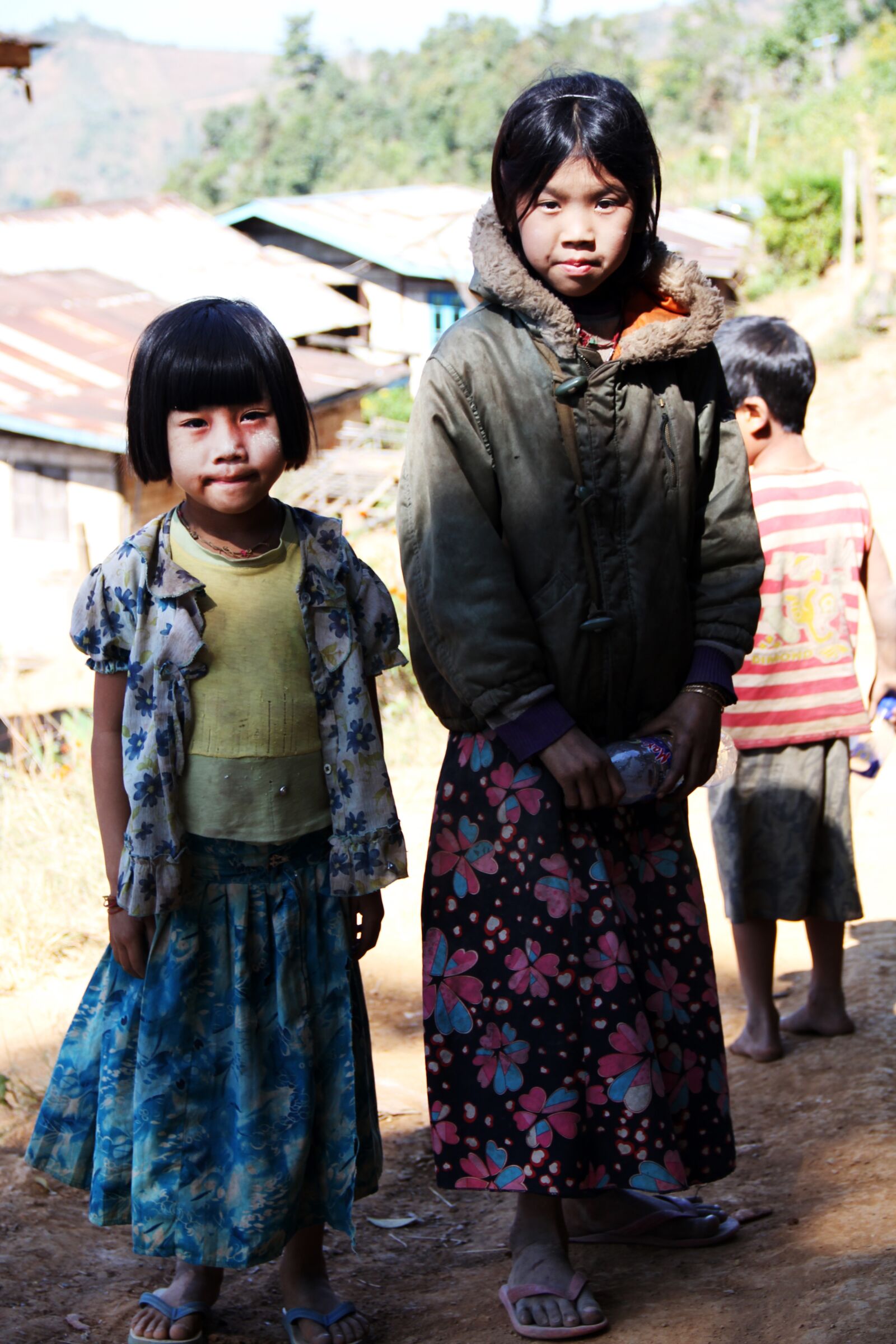 Canon EF-S 18-135mm F3.5-5.6 IS sample photo. Children, girl, curiosity photography