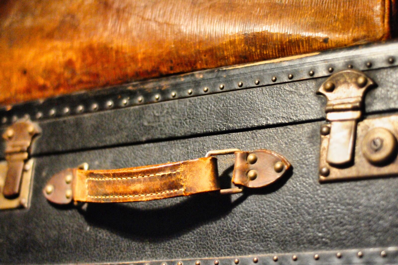 Nikon D300S sample photo. Suitcase, old, vintage photography
