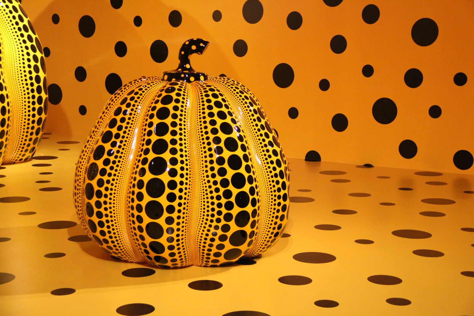 Canon EF-S 18-200mm F3.5-5.6 IS sample photo. Yayoi kusama, sculpture, plastic photography