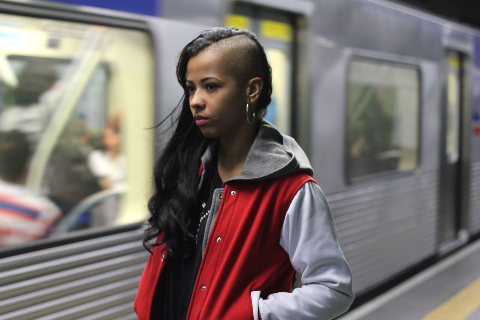 Canon EOS 550D (EOS Rebel T2i / EOS Kiss X4) sample photo. Urban, woman, train, subway photography
