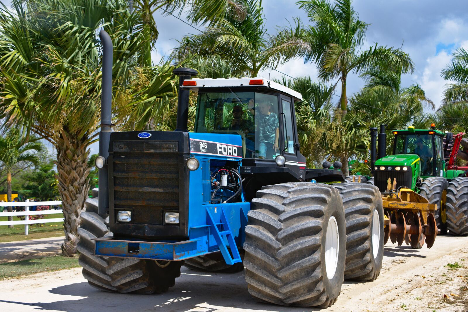 Nikon D7200 sample photo. Tractor, transportation system, farm photography