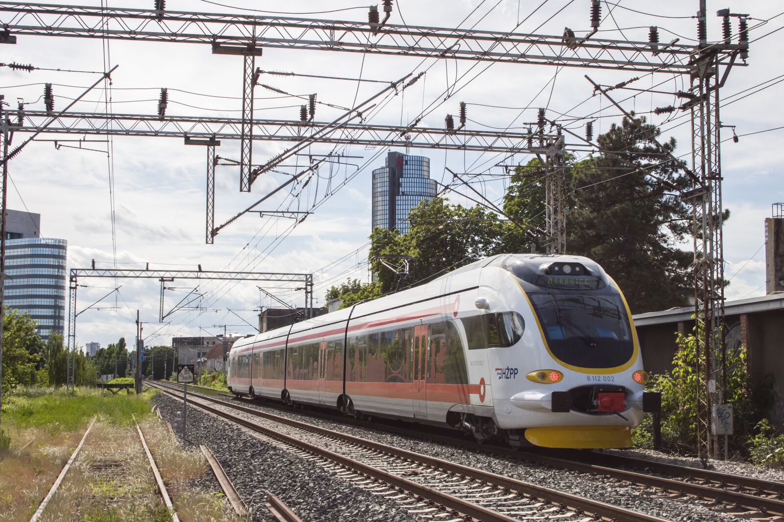 Canon EOS 500D (EOS Rebel T1i / EOS Kiss X3) sample photo. Train, passenger, railway photography