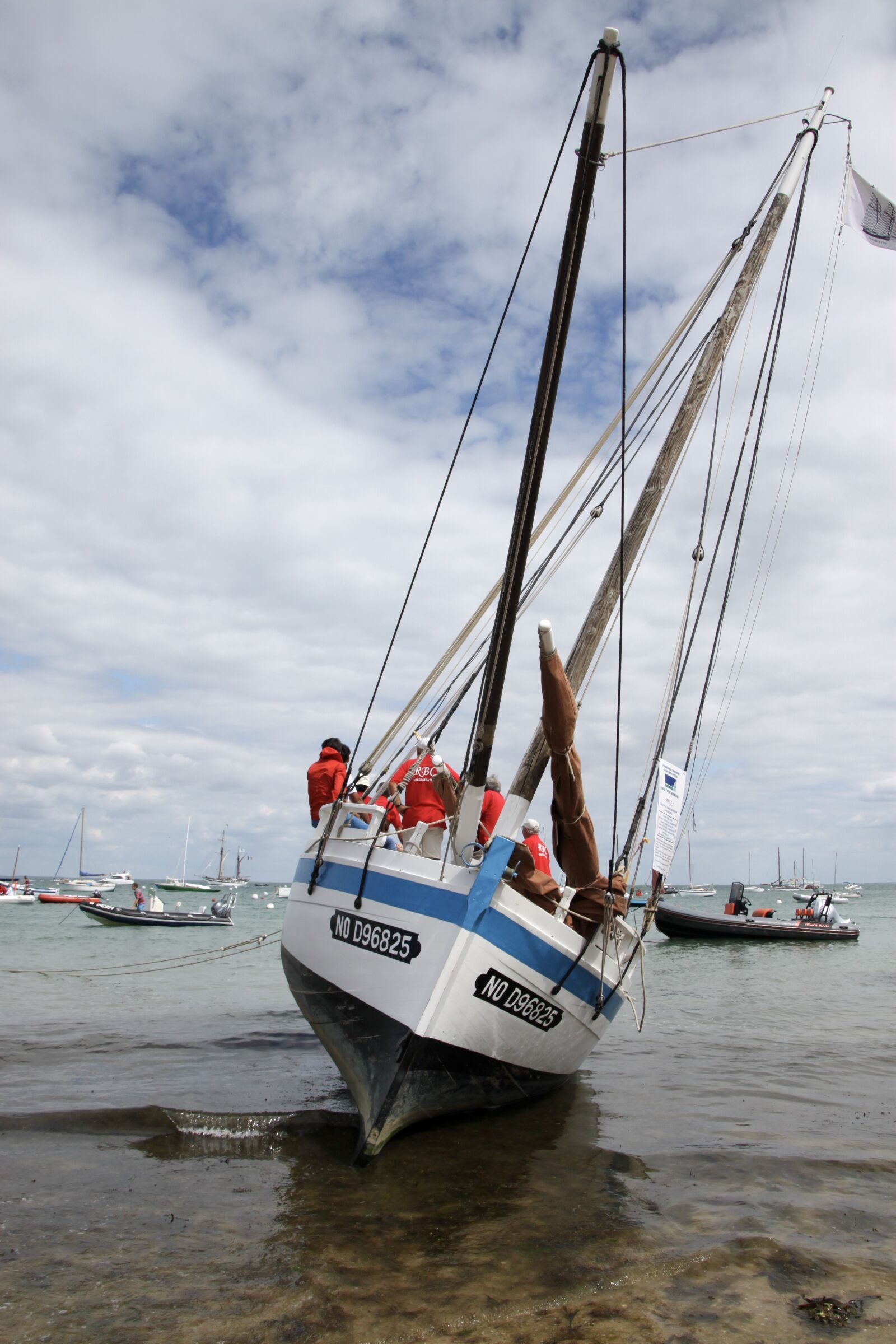 Canon EOS 500D (EOS Rebel T1i / EOS Kiss X3) + Canon TS-E 90mm F2.8 Tilt-Shift sample photo. Noirmoutier, boat, failed boat photography