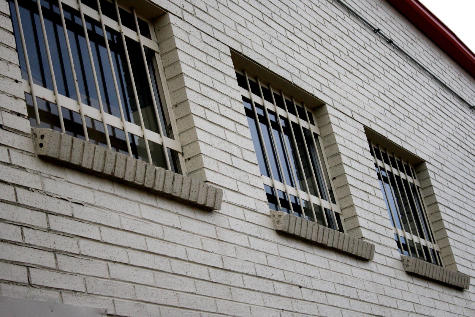 f/3.5-5.6 IS sample photo. Windows, window bars, wall photography
