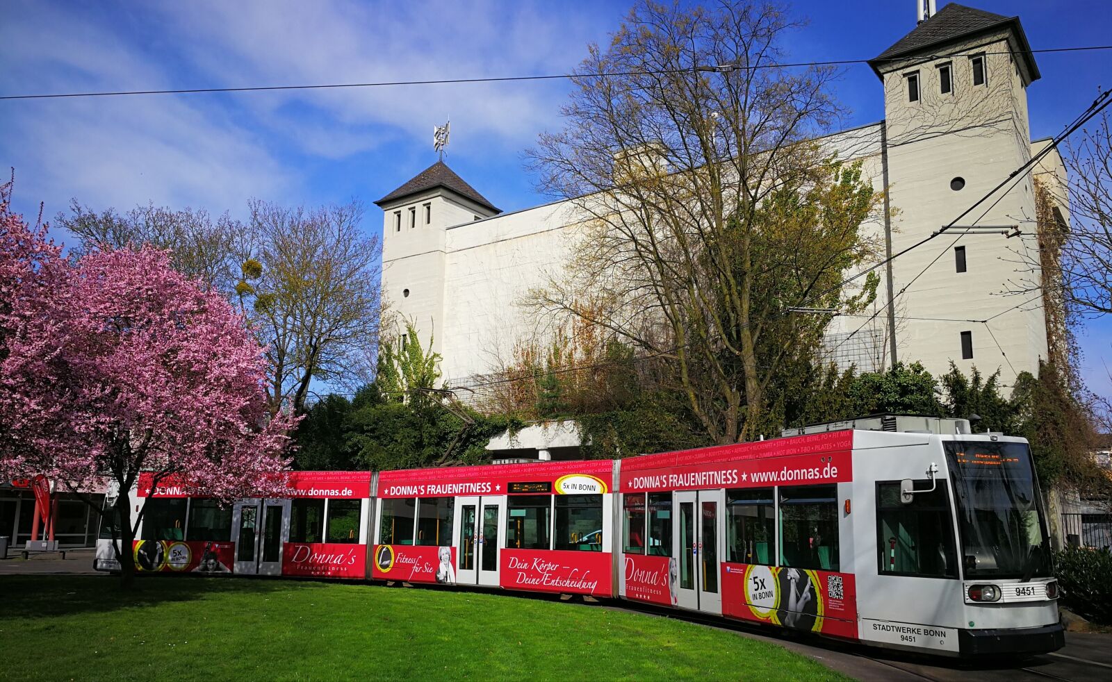 HUAWEI Mate 9 sample photo. Tram, passengers, public transport photography