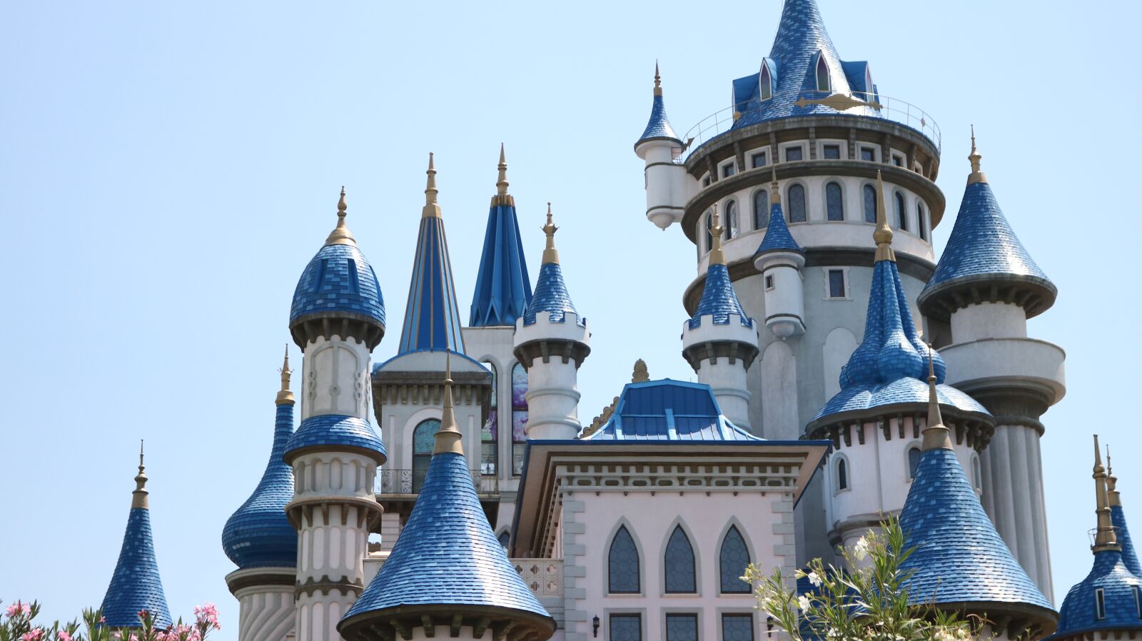 Canon EOS 750D (EOS Rebel T6i / EOS Kiss X8i) sample photo. Castle, blue, fairy tale photography