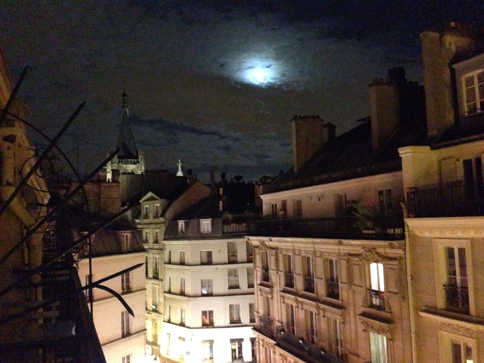 iPhone 5 back camera 4.12mm f/2.4 sample photo. Paris, city, architecture photography