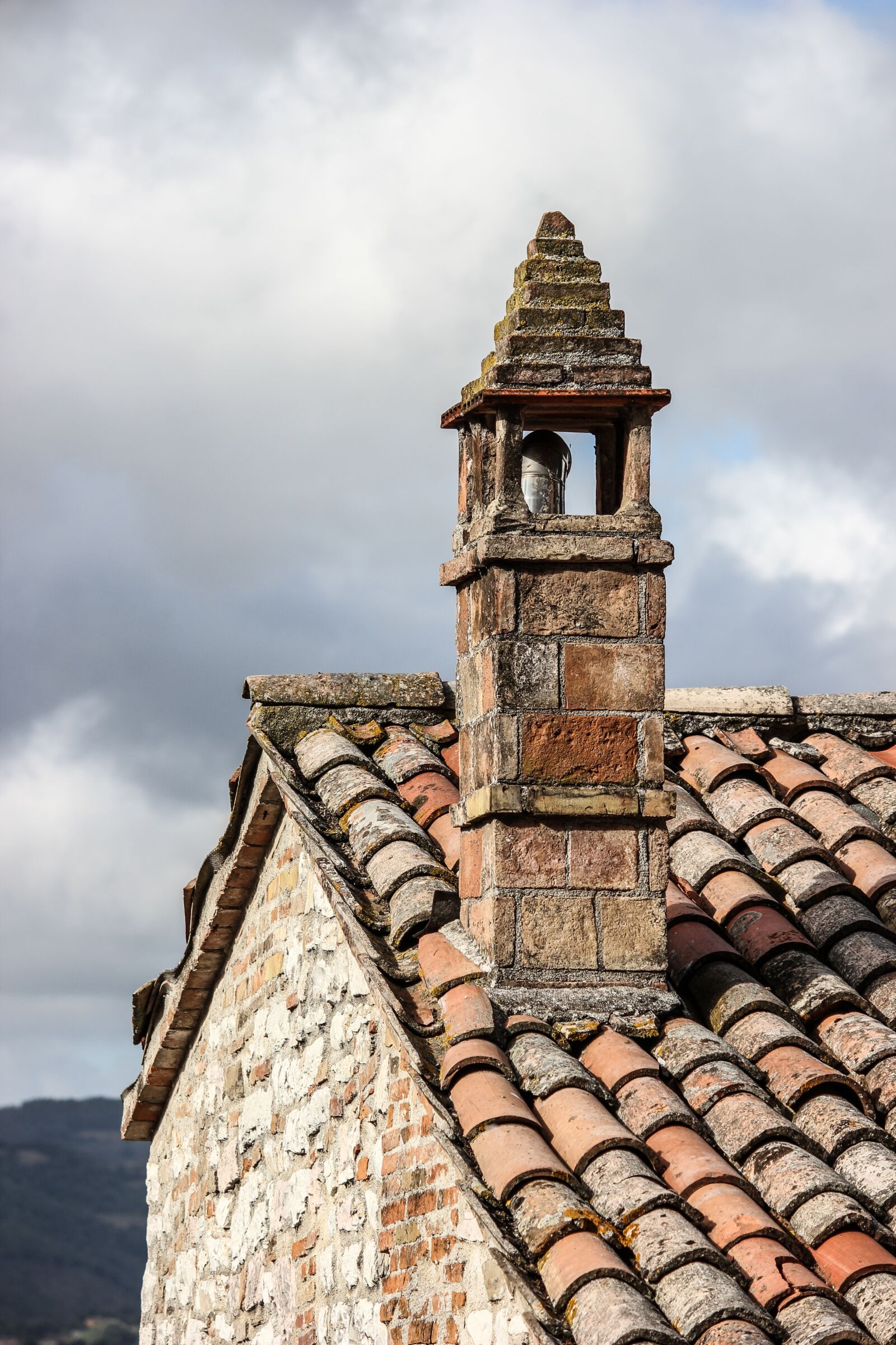 Canon EOS 550D (EOS Rebel T2i / EOS Kiss X4) sample photo. Chimney, roof, fireplace photography
