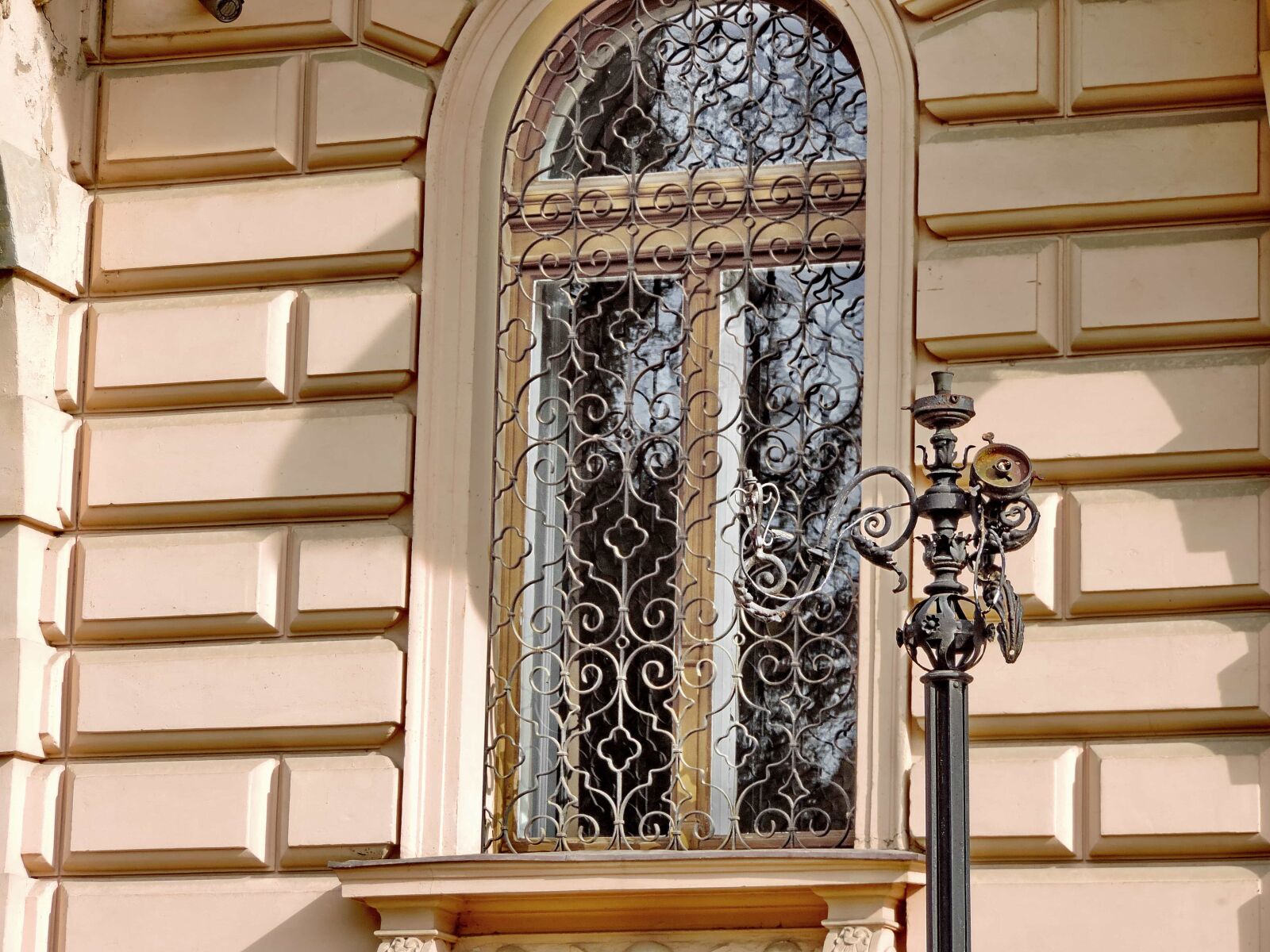 Nikon Coolpix P520 sample photo. Art, cast iron, facade photography