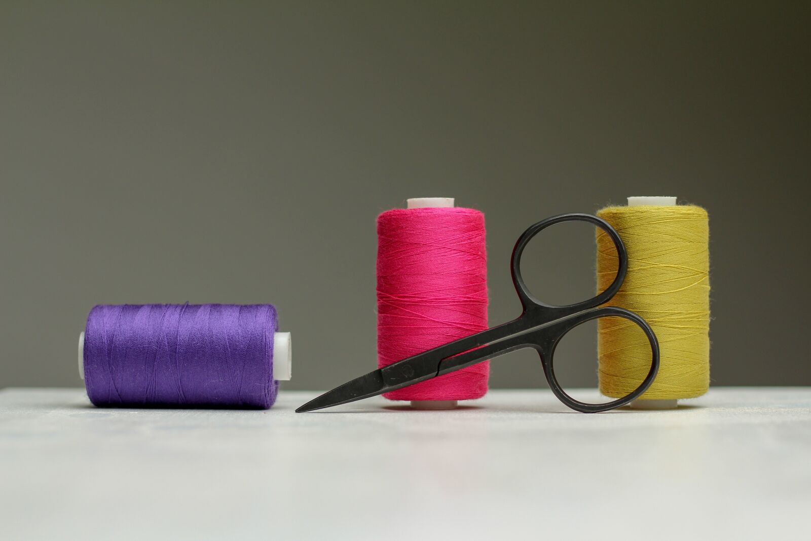 Canon EOS 700D (EOS Rebel T5i / EOS Kiss X7i) sample photo. Spools of thread, scissors photography