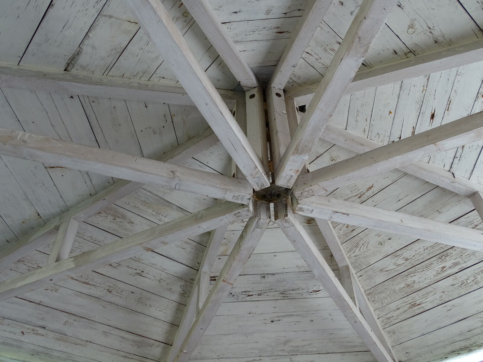Sony Cyber-shot DSC-HX400V sample photo. Roof, trusses, boards photography