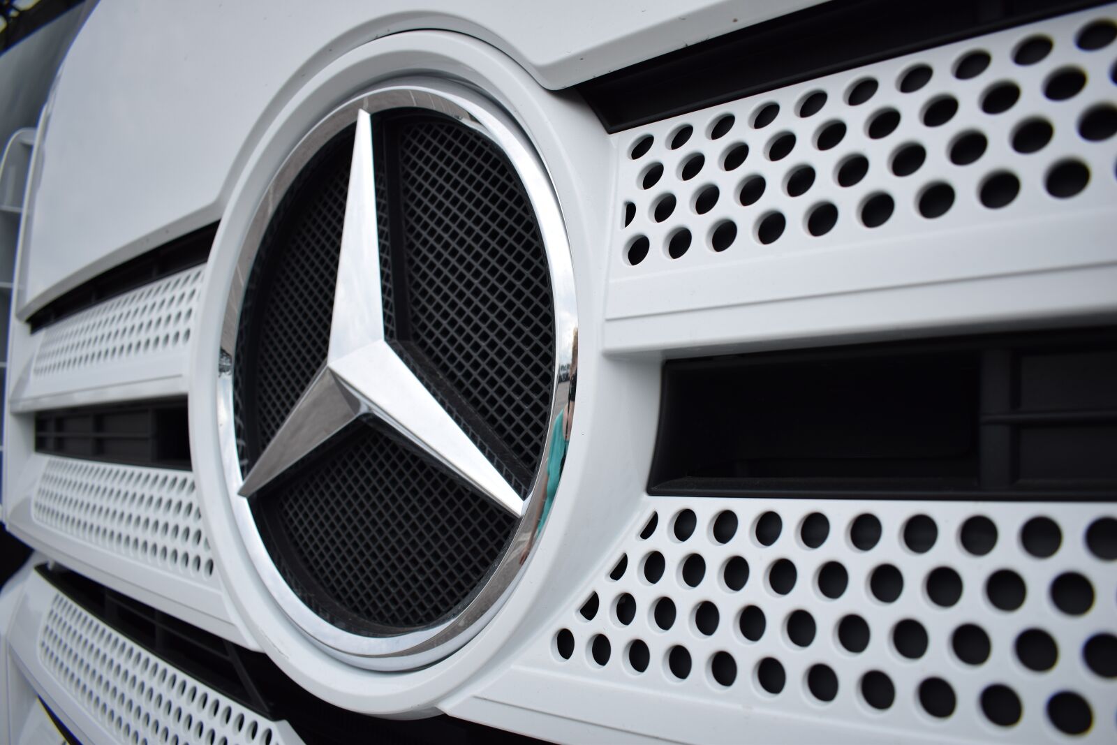 Nikon D3300 sample photo. Mercedes, truck, cooler photography