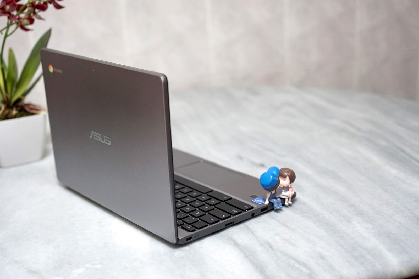 Sony a6000 + Sony E 35mm F1.8 OSS sample photo. Chromebook, laptop, notebook photography