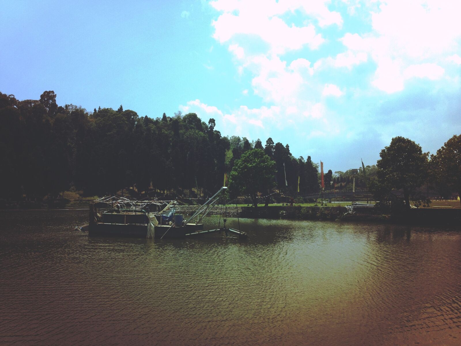 iPhone 4S back camera 4.28mm f/2.4 sample photo. Lake, water, boat photography