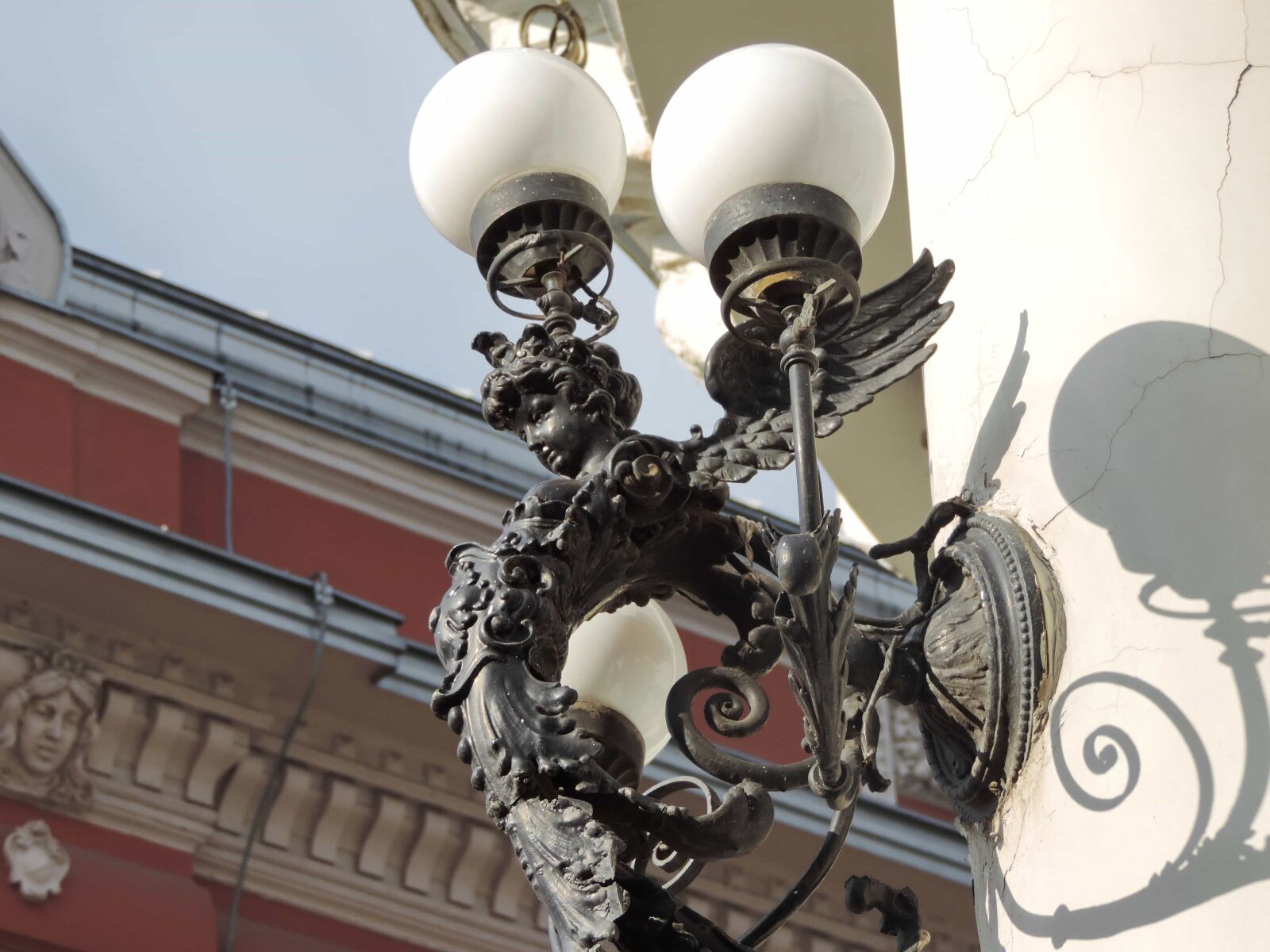 Nikon Coolpix P520 sample photo. Chandelier, lamp, old, city photography