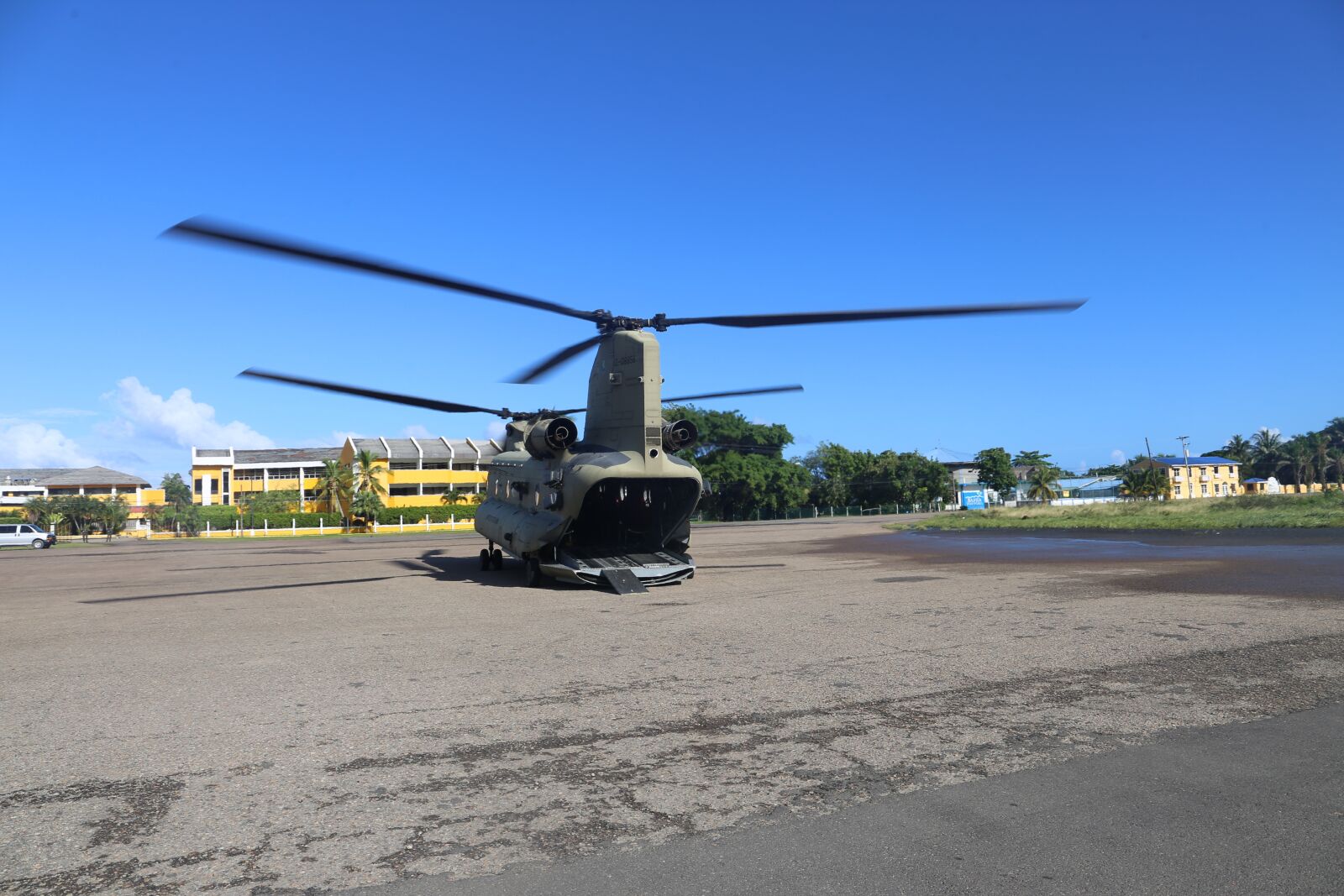 Canon EF 24-105mm F3.5-5.6 IS STM sample photo. Helicopter, boeing, ch-47 chinook photography