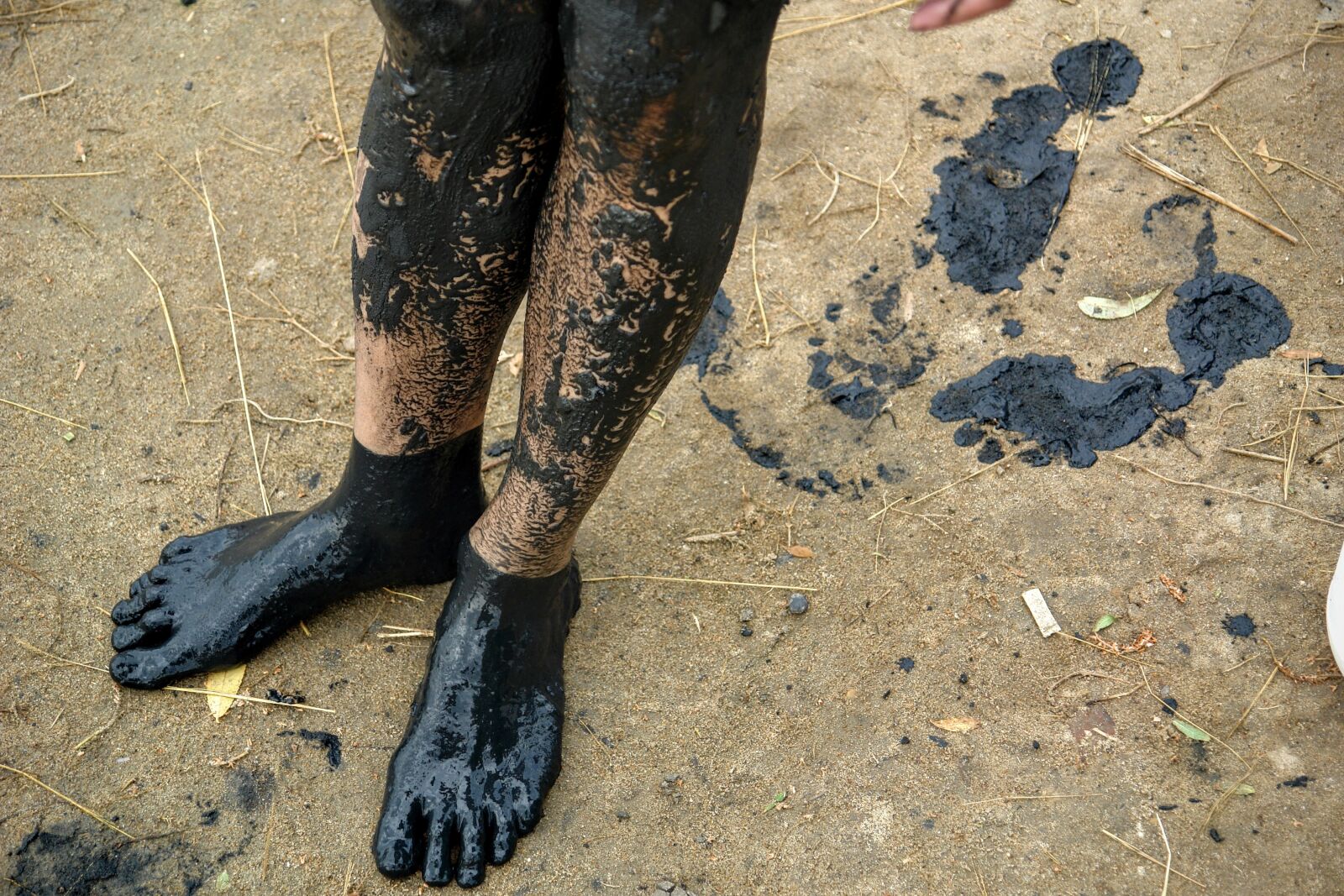 Sony DSC-R1 sample photo. Feet, black, oil photography