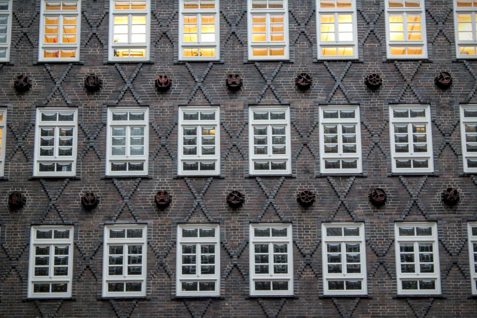 Canon EOS 600D (Rebel EOS T3i / EOS Kiss X5) sample photo. Hamburg, building, window photography