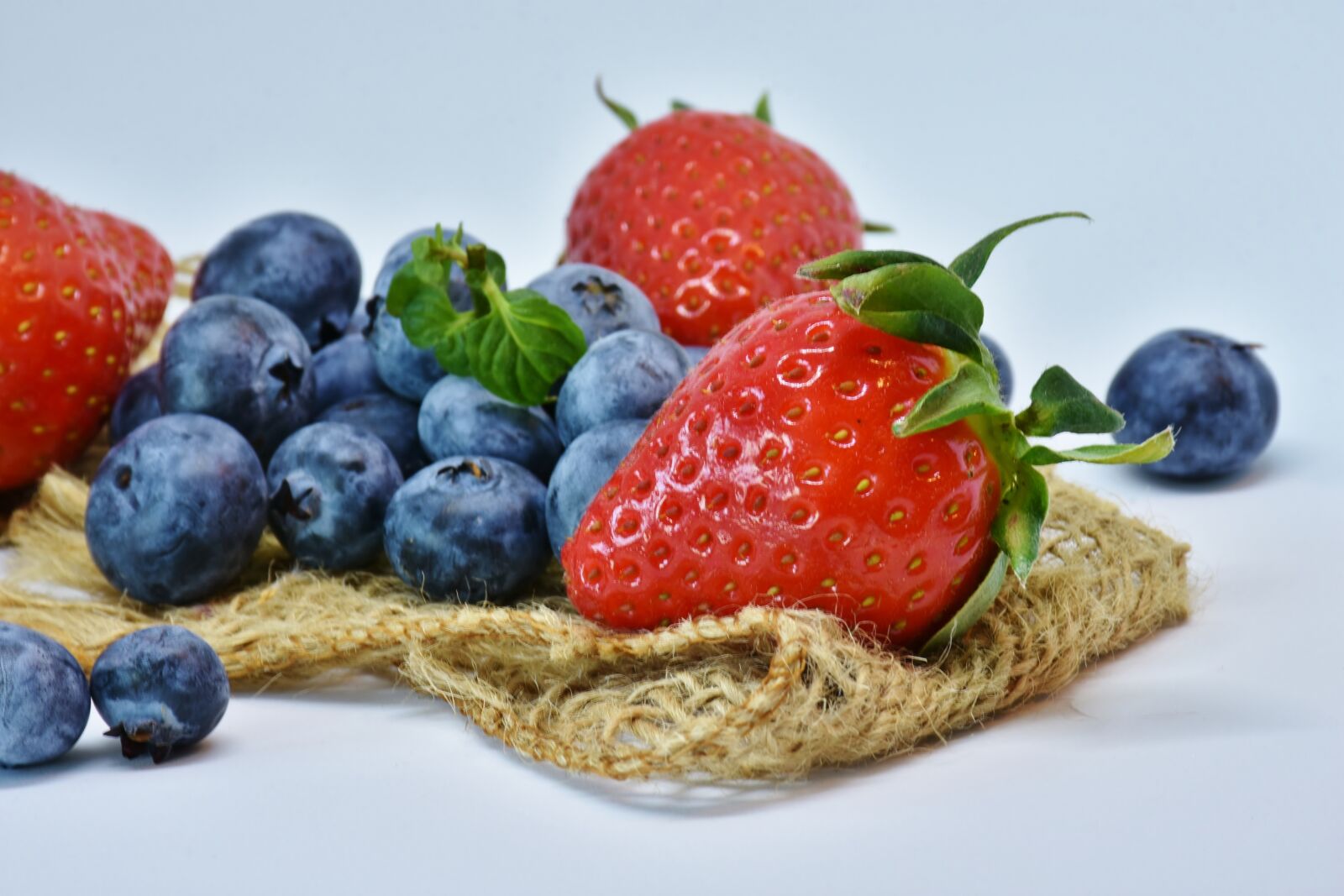 Nikon D7200 sample photo. Strawberries, blueberry, fruit photography