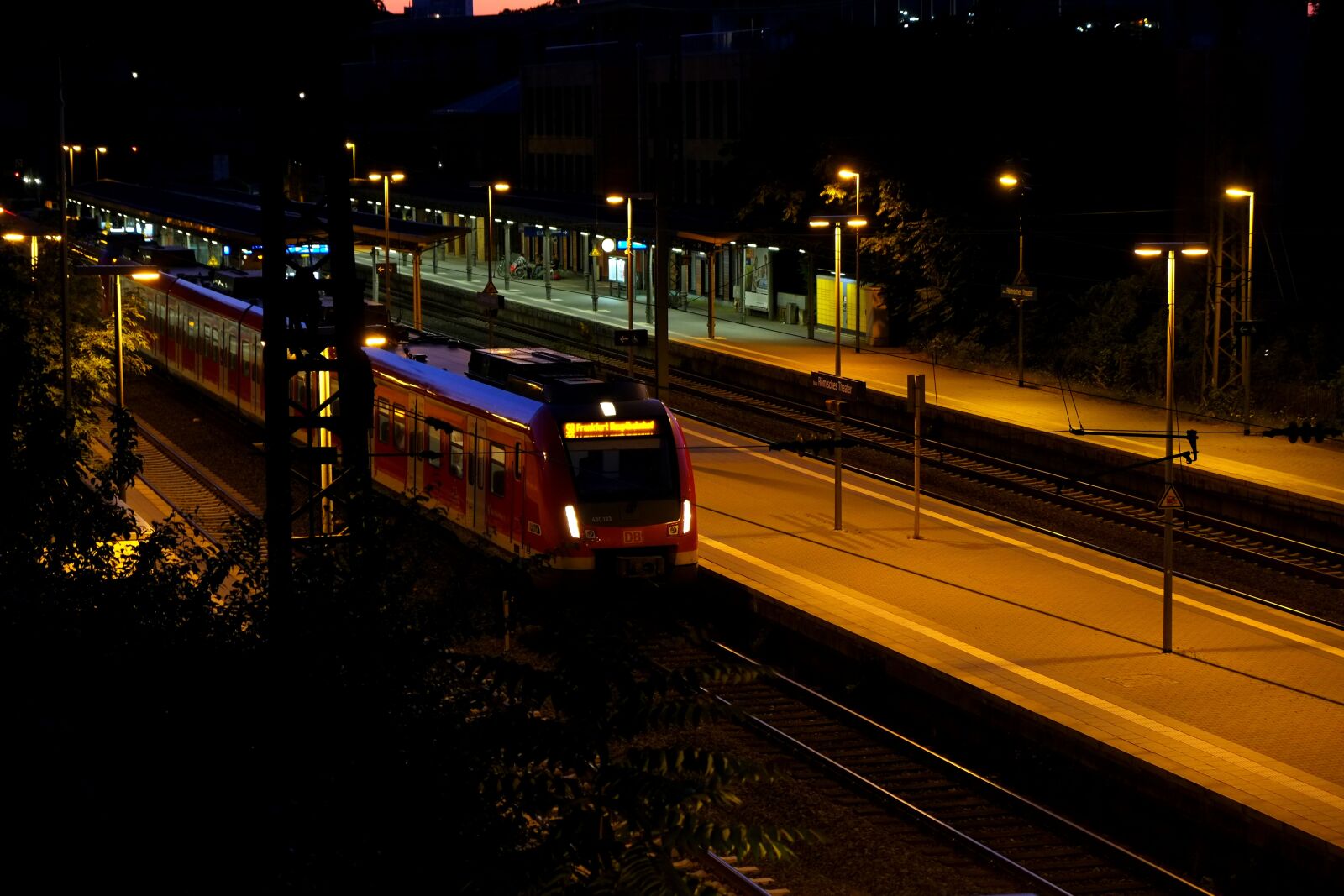 Fujifilm X-E1 sample photo. Platform, train, railway station photography