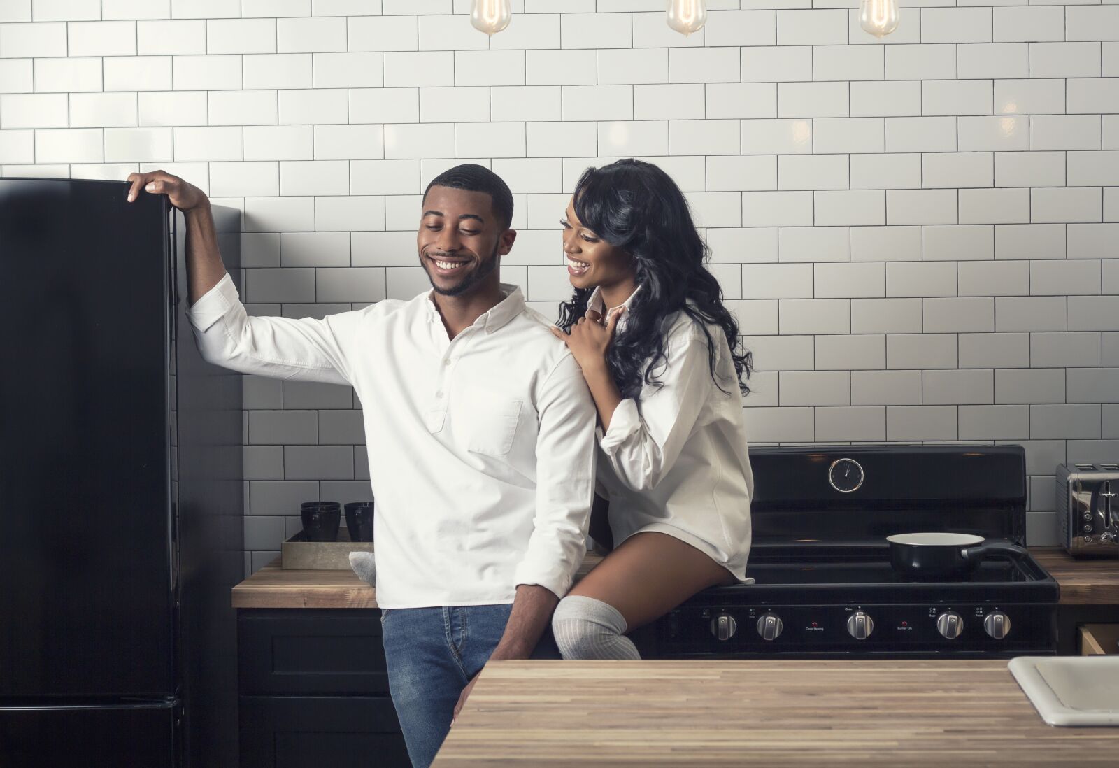 Canon EOS 7D + Canon EF 50mm F1.8 II sample photo. Couple, smiling, kitchen photography