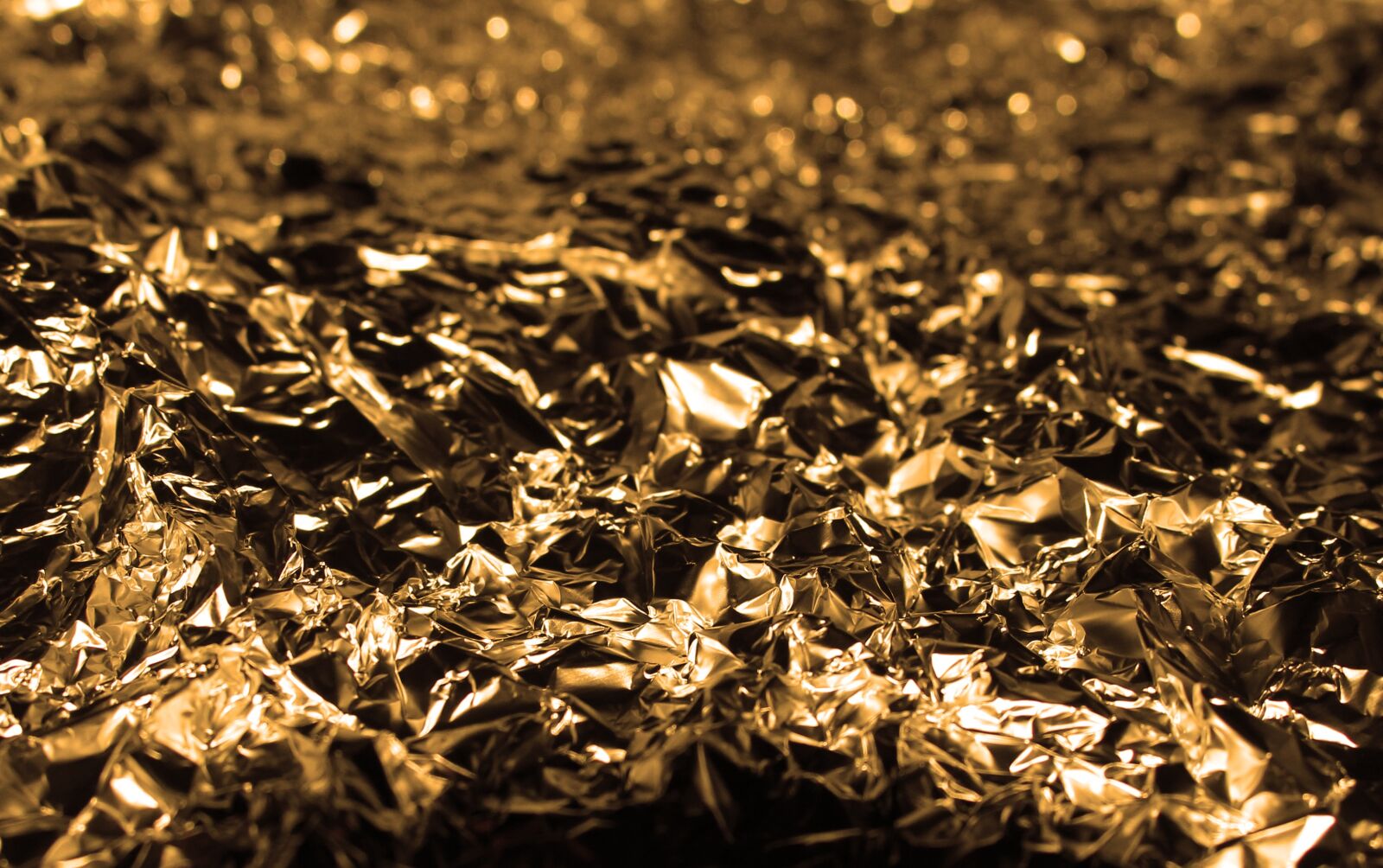 Canon EOS 100D (EOS Rebel SL1 / EOS Kiss X7) sample photo. Foil, gold, metal photography