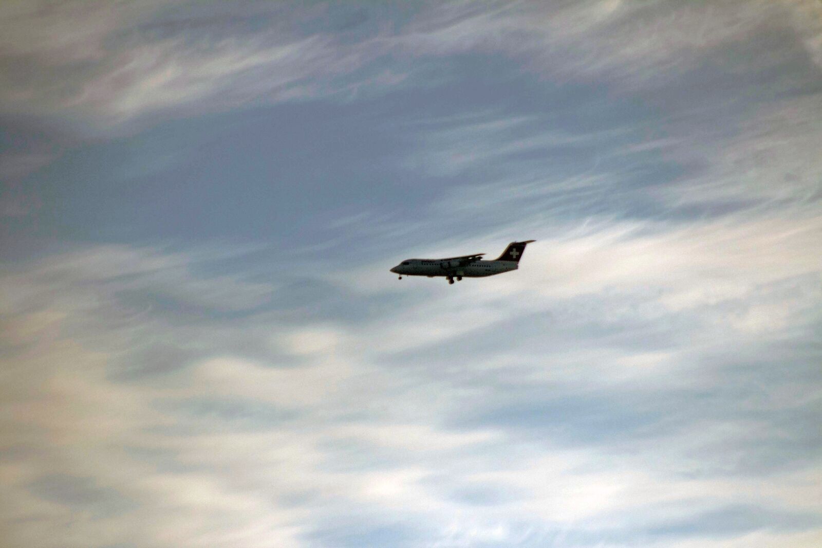 Canon EOS 1000D (EOS Digital Rebel XS / EOS Kiss F) sample photo. Approach, aircraft, sun photography