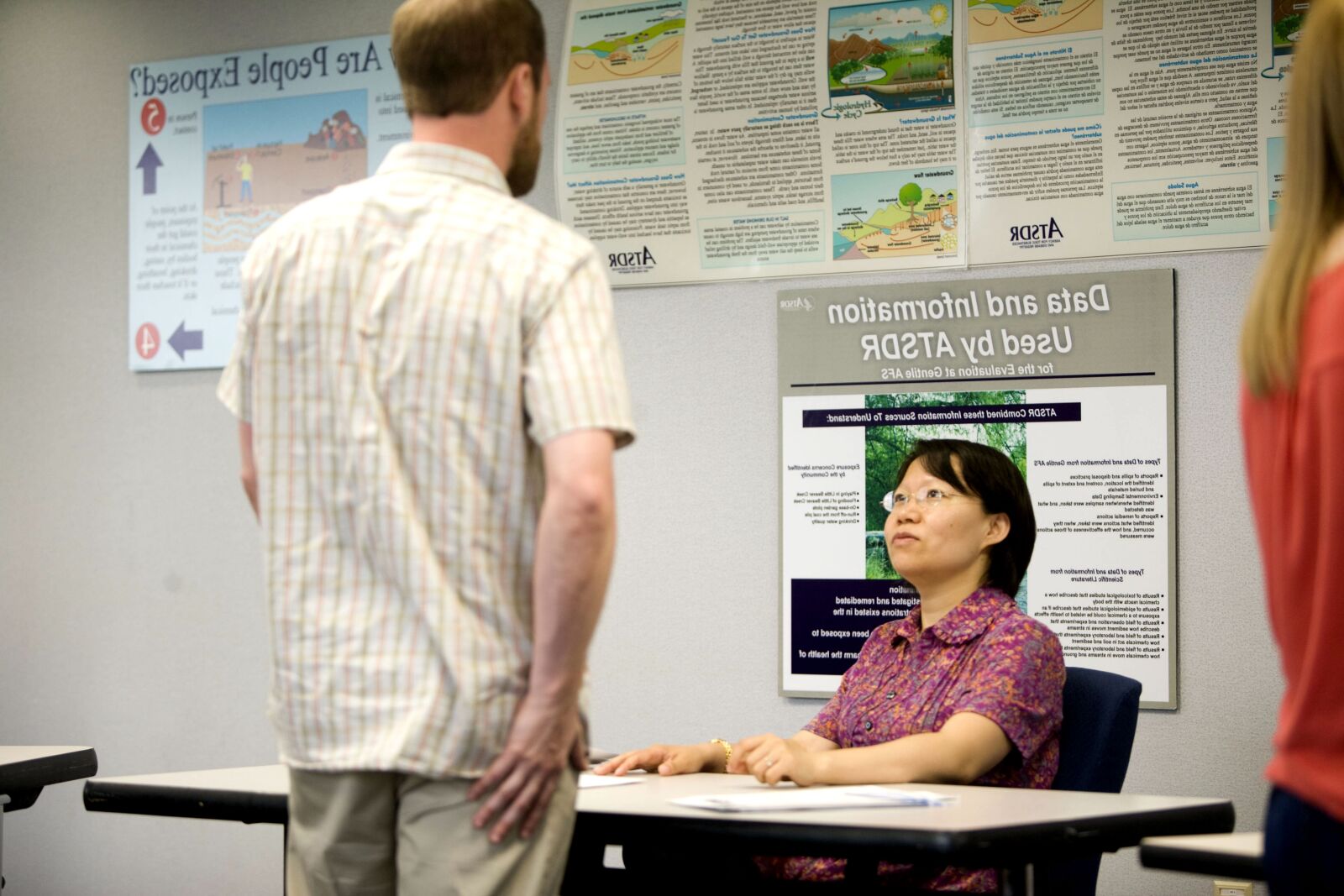 Canon EOS-1Ds Mark II sample photo. Woman, sitting, desk, office photography