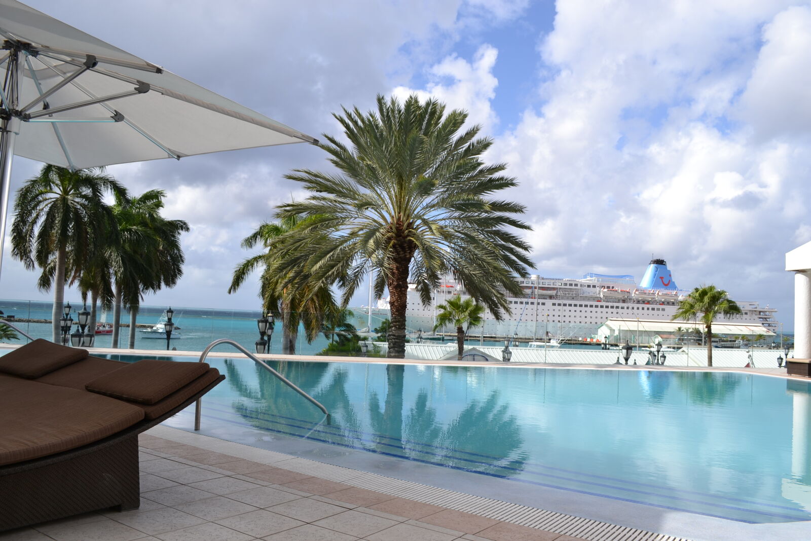 Nikon D3100 sample photo. Aruba, hotel, piscina, travel photography