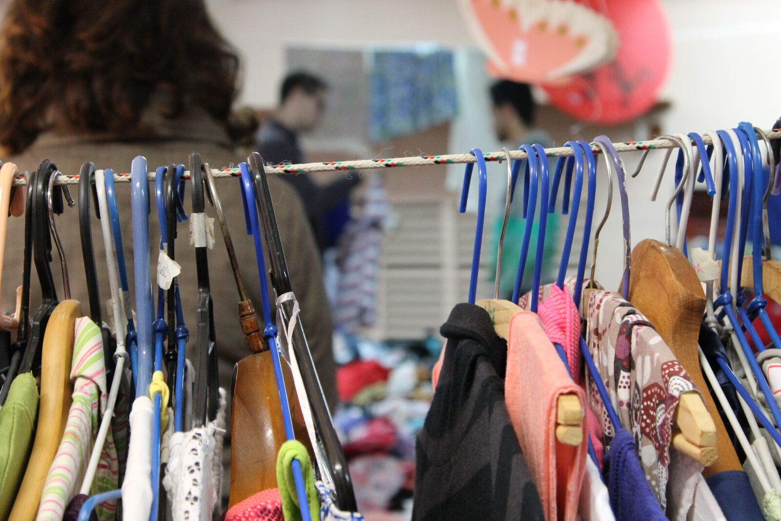 Canon EOS 1100D (EOS Rebel T3 / EOS Kiss X50) sample photo. Bazar, thrift store, organization photography