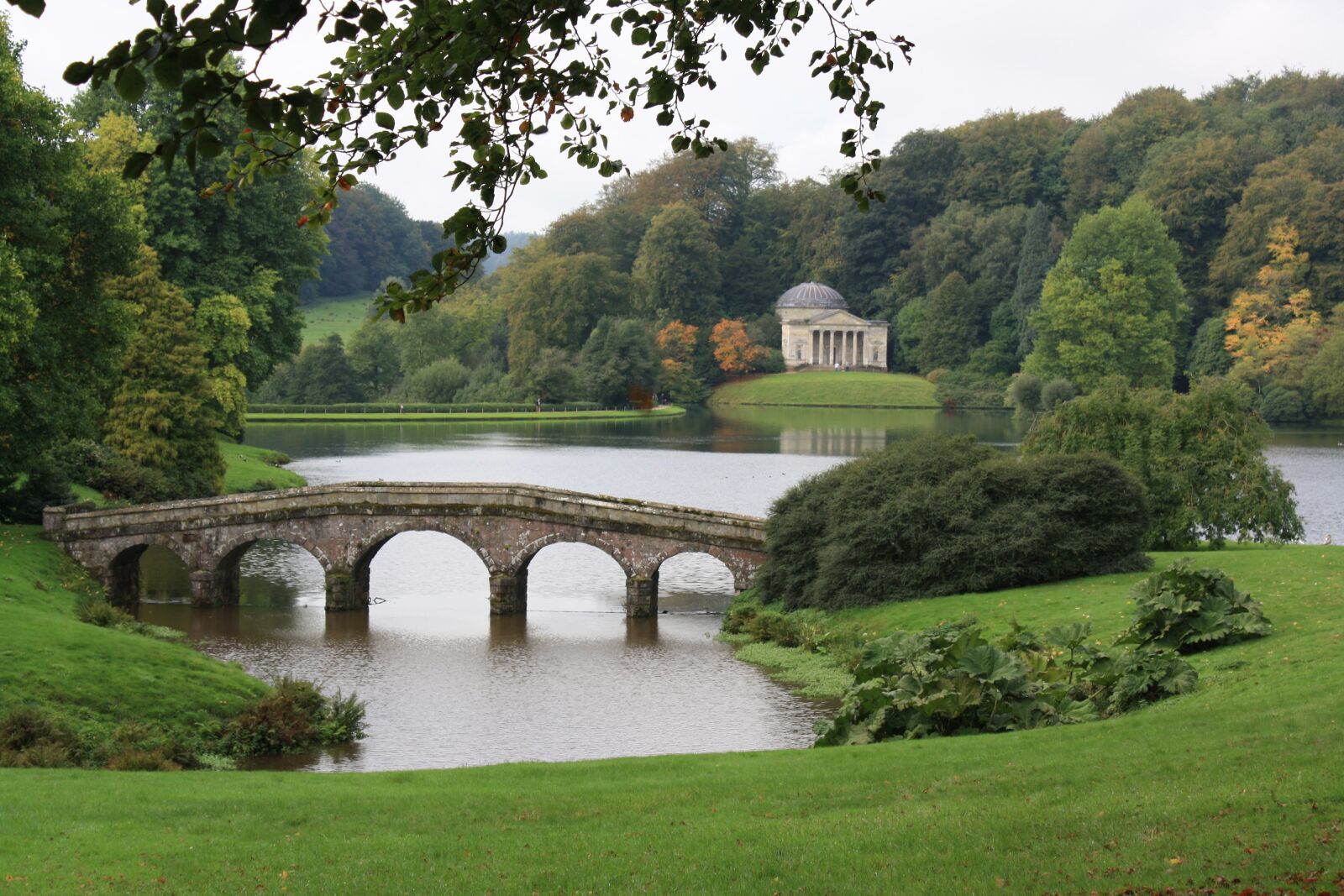 Canon EOS 1000D (EOS Digital Rebel XS / EOS Kiss F) sample photo. Stourhead, bridge, lake photography