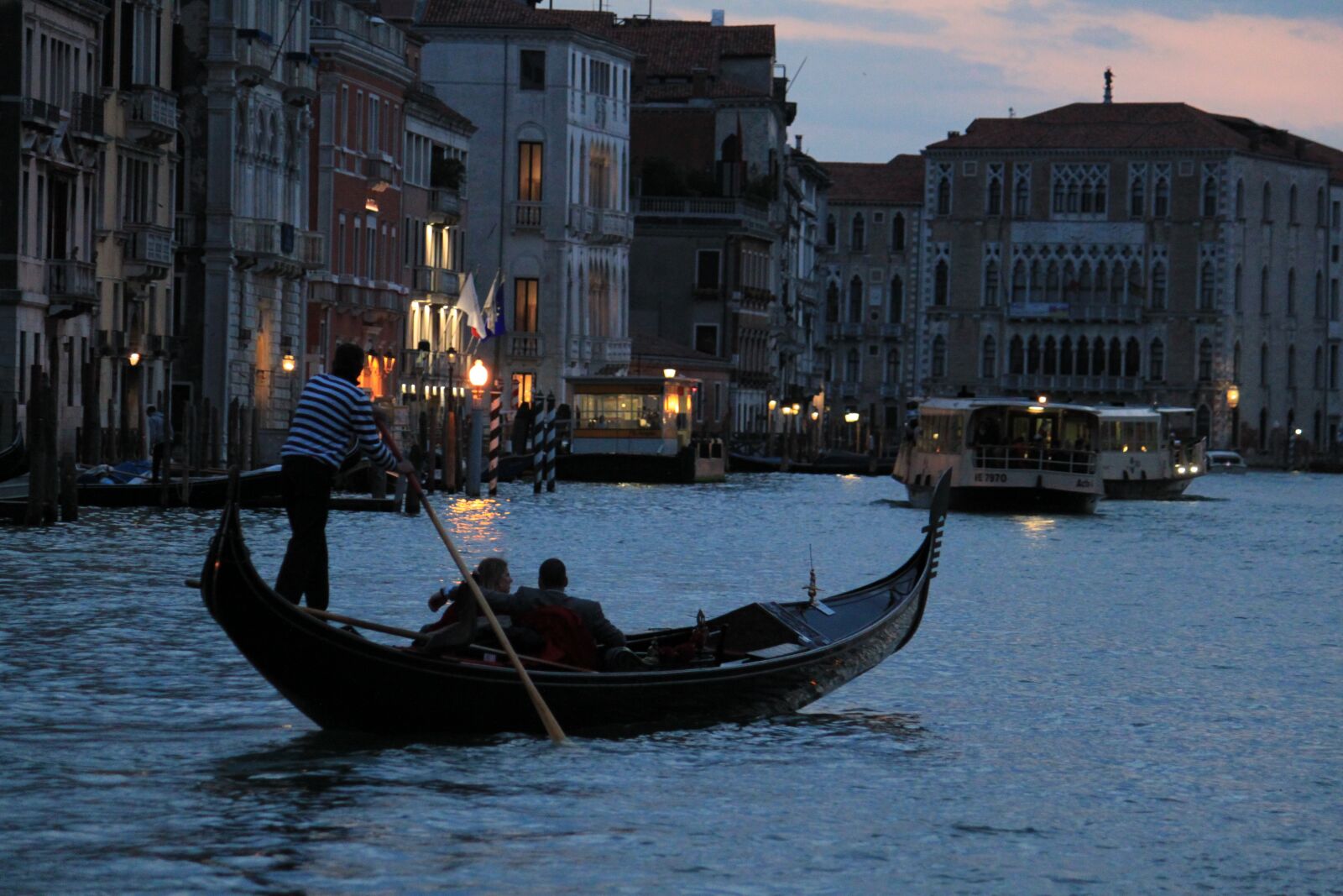 Canon EOS 500D (EOS Rebel T1i / EOS Kiss X3) sample photo. Venice, boat, bark photography